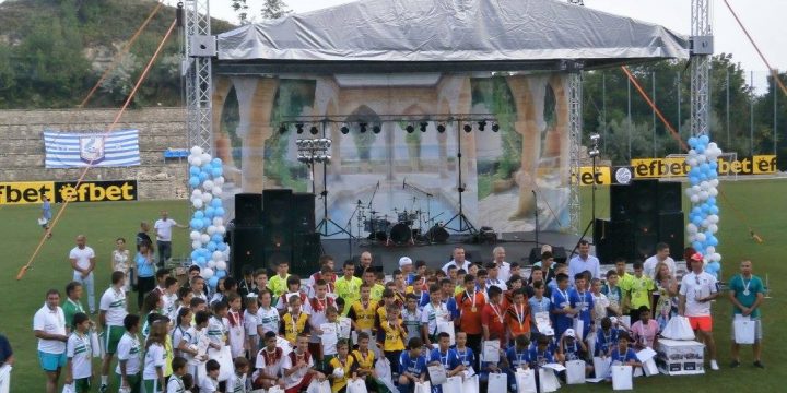 ЗАВЛАДЯВАЩ ФИНАЛ ЗА ДЕЦАТА ВЪВ „FOOTBALL FOR ALL”
